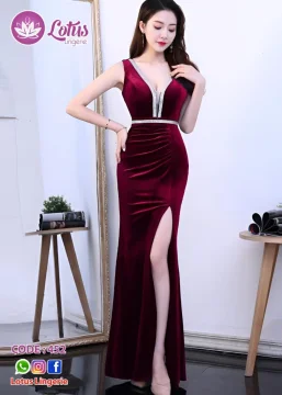 فستان سهرة بورغندي فاخر بتصميم أنثوي جريء