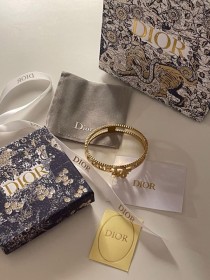 اسوارة ديور Dior