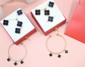 طقم اكسسوار بناتي بتصميم فان كليف