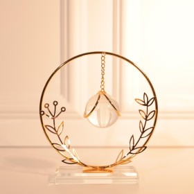 تحفة بتصميم دائري مع كرة الكريستال