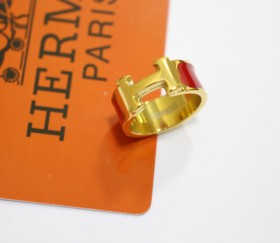 خاتم HERMES باللون الذهبي والاحمر