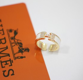 خاتم HERMES باللون الذهبي والابيض