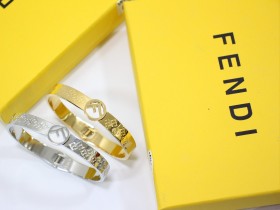 اساور FENDI