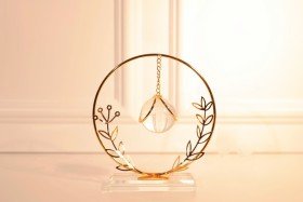 تحفة بتصميم دائري مع كرة الكريستال