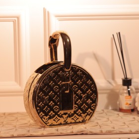 تحفة بتصميم شنطة ذهبي