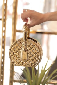 تحفة بتصميم شنطة ذهبي