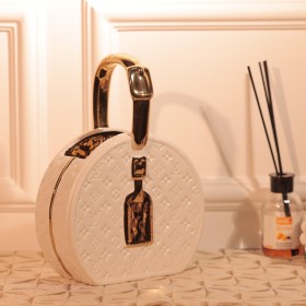 تحفة بتصميم شنطة ابيض وذهبي