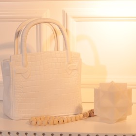 تحفة بتصميم شنطة ابيض