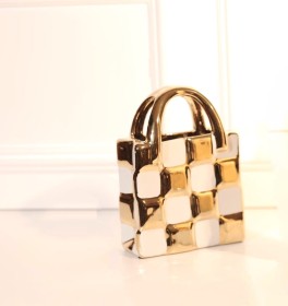 تحفة بتصميم شنطة ابيض وذهبي