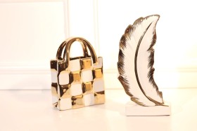 تحفة بتصميم شنطة ابيض وذهبي