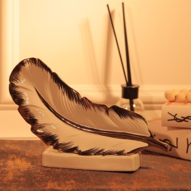 تحفة بتصميم ريشة (افقي)