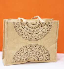 شنط خيش بطابع فني وعملي