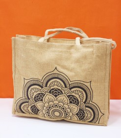 شنط خيش بطابع فني وعملي