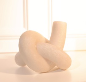 تحفة بتصميم عقدة لون ابيض