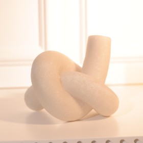 تحفة بتصميم عقدة لون ابيض