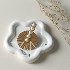 حلق بتصميم دائري مع حبات الؤلؤ