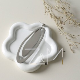 حلق منفرة باللون الفضي