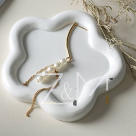 حلق بتصميم حبات اللؤلؤ