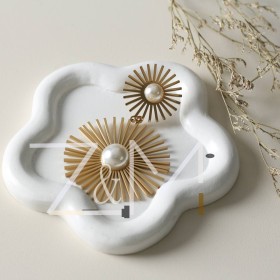 حلق بتصميم وردة و اللؤلؤ