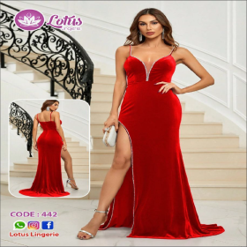 فستان سهرة أحمر مخملي فاخر بشق جانبي لامع