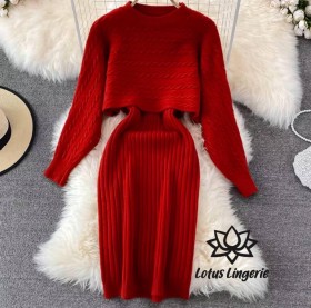 طقم صوفي خمري أنيق مكوّن من كنزة قصيرة وتنورة طويلة