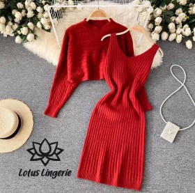 طقم صوفي أحمر أنيق مكوّن من كنزة قصيرة وتنورة طويلة