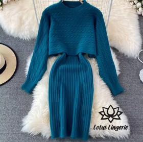 طقم صوفي تركواز أنيق مكوّن من كنزة قصيرة وتنورة طويلة