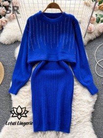 طقم صوفي أزرق أنيق مكوّن من كنزة قصيرة وتنورة طويلة
