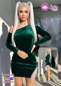 ستان سهرة مخملي باللون الأخضر الزمردي بتصميم كتف واحد ولمسة كريستالية