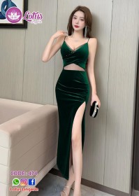 فستان سهرة أخضر زمردي بتصميم عصري جريء